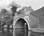 83690 Gezicht op de Bijlhouwerbrug over de toegang tot de Oudegracht te Utrecht, uit het zuidoosten, gezien vanaf de ...